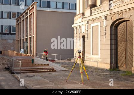 Blick auf die provisorische Kapelle am Wiederaufbau der historischen Garnisonskirche in Potsdam. Das Bild wurde am 14. November 2011 aufgenommen und zeigt die Gegenüberstellung traditioneller Steinarchitektur mit modernen Bauelementen, die Erbe und Fortschritt symbolisieren. Stockfoto