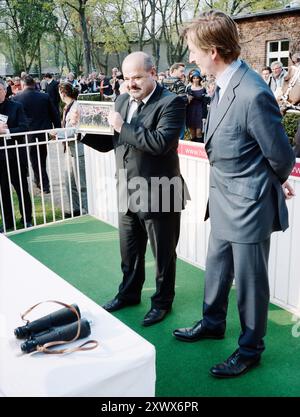 Zoltan Mikoczy, Inhaber des Siegerpferdes, wurde bei der Saisoneröffnung 2011 auf der Berliner Rennbahn Hoppegarten ausgezeichnet. Fängt den festlichen Moment und die Eleganz des Pferderennsports ein. Stockfoto