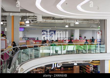 Bangkok, Thailand. August 2024. Eine Ansicht der thailändischen Bewerber, die eine Stelle finden, die an verschiedenen Schaltern, im Arbeitsamt von Bangkok, auf ihre Aufnahme warten 4. Das Bangkok Employment Office 4 ist Teil des Ministeriums für Beschäftigung des thailändischen Arbeitsministeriums. Es dient der Erbringung von Arbeitsvermittlungen, Jobsuche, Berufsberatung und anderen damit verbundenen Dienstleistungen für Arbeitssuchende und Arbeitgeber in Bangkok. Quelle: SOPA Images Limited/Alamy Live News Stockfoto