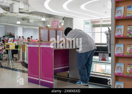 Bangkok, Thailand. August 2024. Ein thailändischer Bewerber wird beim Arbeitsamt in Bangkok 4 beim Ausfüllen von Dokumenten für die Arbeitssuche gesehen. Das Bangkok Employment Office 4 ist Teil des Ministeriums für Beschäftigung des thailändischen Arbeitsministeriums. Es dient der Erbringung von Arbeitsvermittlungen, Jobsuche, Berufsberatung und anderen damit verbundenen Dienstleistungen für Arbeitssuchende und Arbeitgeber in Bangkok. Quelle: SOPA Images Limited/Alamy Live News Stockfoto