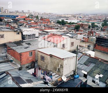 Barrio 6 de Maio, Lissabons gefährlichstes Viertel, zeigt dicht gepackte Häuser aus verschiedenen Materialien. Eine düstere Darstellung der städtischen Armut und des Alltags in den Slums. 2006 Stockfoto