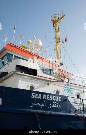 Die Sea-Watch 3, ein ziviles Such- und Rettungsschiff, liegt am Hafen von Malta. Betrieben von der gemeinnützigen Sea-Watch e.V., führt sie wichtige humanitäre Missionen im zentralen Mittelmeer durch, leistet Soforthilfe und setzt sich für legale Fluchtwege ein. Stockfoto