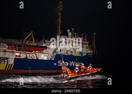 Die Sea-Watch 3, ein humanitäres Rettungsschiff, ankert nachts im Hafen von Malta. Das von Sea-Watch e.V. betriebene Schiff hebt die Bemühungen bei zivilen Such- und Rettungseinsätzen in der humanitären Krise im zentralen Mittelmeer hervor. Stockfoto