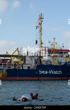 Die Sea-Watch 3, ein ziviles Such- und Rettungsschiff der Sea-Watch e.V., liegt im Hafen von Malta an. Dieses Bild steht für humanitäre Anstrengungen, die in Krisensituationen im Mittelmeerraum kritische Rettungseinsätze leisten. Stockfoto