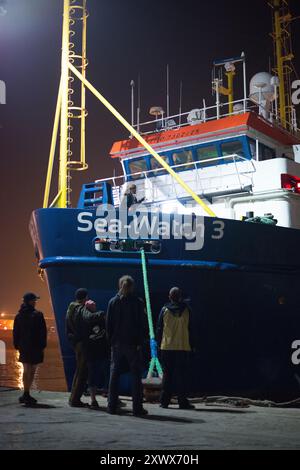 Die Sea-Watch 3, Teil einer gemeinnützigen Organisation, liegt nachts im Hafen von Malta. Sie symbolisiert zivile Such- und Rettungseinsätze im zentralen Mittelmeerraum und setzt sich für humanitäre Hilfe und legale Fluchtwege in Krisensituationen ein. Stockfoto