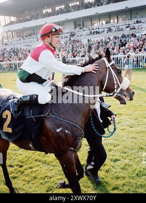 Rennpferd und Jockey Andreas Suborics feiern den Sieg beim Saisonauftakt 2011 in Hoppegarten, Berlin. Ein aufregender Moment, der die Spannung von Pferderennen und triumphalen Erfolg in einer jubelnden Menschenmenge einfängt. Stockfoto