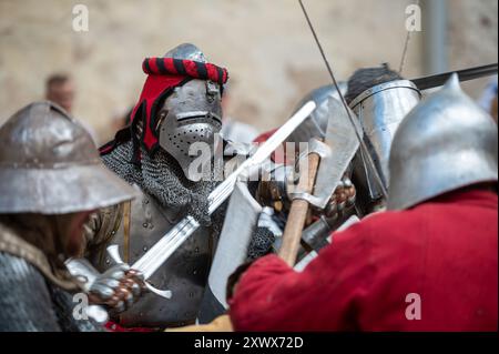 Jaunpils, Lettland – 10. August 2024: Ritter treffen sich mit Waffen in einem aufregenden historischen Nachspiel-Event. Stockfoto