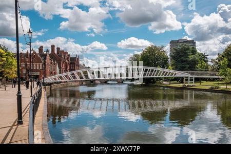 Bedford, England - 8. Juli 2024: Die Riverside und Town Bridges überqueren den Great Ouse in Bedford in Bedfordshire Stockfoto