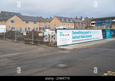 Soziale Wohnungsentwicklung in Benwell, Newcastle upon Tyne. Die Baustelle steht für Fortschritt, Erneuerung und städtisches Wachstum. Es ist Hoffnung auf bezahlbares Leben und Entwicklung der Gemeinschaft. Stockfoto