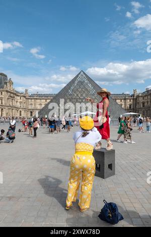 Pris (Frankreich): Touristen machen Fotos vor der Louvre-Pyramide, Glaspyramide, die den Eingang zum Louvre-Museum bildet, Architekt Leoh Ming P. Stockfoto