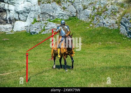 Ogrodzieniec, Polen – 25. Juni 2022: Menschen beobachten die Husarenlegion auf der Burg Ogrodzieniec. Stockfoto