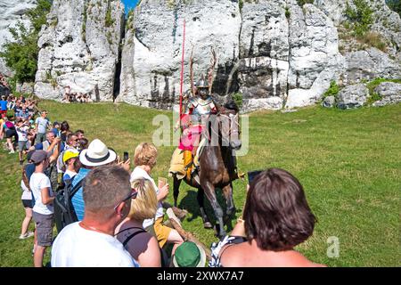 Ogrodzieniec, Polen – 25. Juni 2022: Menschen beobachten die Husarenlegion auf der Burg Ogrodzieniec. Stockfoto