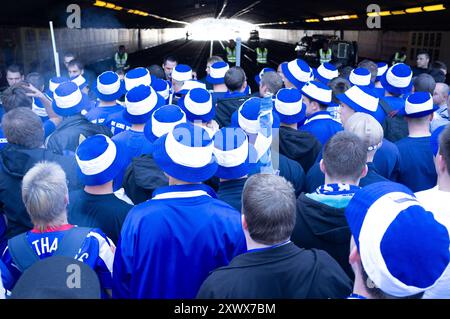 Ein lebhaftes Treffen von Hertha BSC-Fußballfans in markanten Blau- und Weißtönen, das sich 2011 auf den Weg zu einem Stadion in Hannover machte. Polizeibeamte sind sichtbar, um Ordnung und Sicherheit während der Veranstaltung zu gewährleisten. Stockfoto