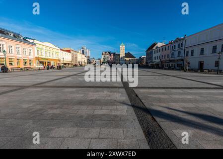 Masarykovo namesti Stadtplatz in der Stadt Karvina in der Tschechischen republik an einem schönen Tag mit blauem Himmel Stockfoto