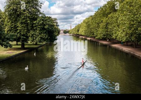 Bedford, England - 8. Juli 2024: Ein Rudertraining in einem einzigen Schädel am Fluss Great Ouse in Bedford in Bedfordhire, England Stockfoto