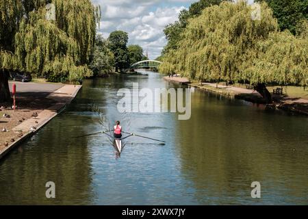 Bedford, England - 8. Juli 2024: Ein Rudertraining in einem einzigen Schädel am Fluss Great Ouse in Bedford in Bedfordhire, England Stockfoto