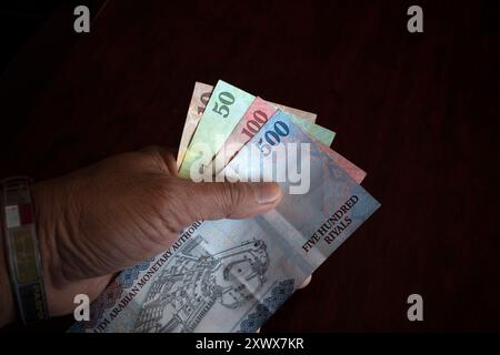 Geld, Banknote von Saudi-Arabien-Riyals und indonesisches Hajj-Armband. Konzept der Vorbereitung von Pilgern und Hadschern aus Indonesien. Stockfoto