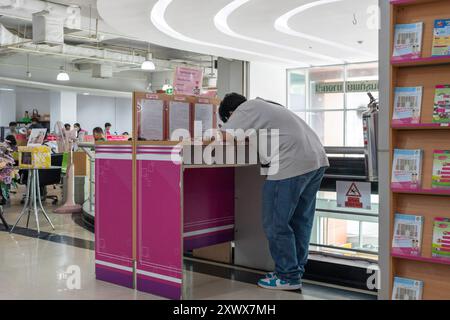 Bangkok, Thailand. August 2024. Ein thailändischer Bewerber wird beim Arbeitsamt in Bangkok 4 beim Ausfüllen von Dokumenten für die Arbeitssuche gesehen. Das Bangkok Employment Office 4 ist Teil des Ministeriums für Beschäftigung des thailändischen Arbeitsministeriums. Es dient der Erbringung von Arbeitsvermittlungen, Jobsuche, Berufsberatung und anderen damit verbundenen Dienstleistungen für Arbeitssuchende und Arbeitgeber in Bangkok. (Foto: Nathalie Jamois/SOPA Images/SIPA USA) Credit: SIPA USA/Alamy Live News Stockfoto