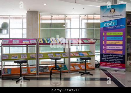 Bangkok, Thailand. August 2024. Eine Übersicht über die verschiedenen Dokumente, die Thailändischen bei der Arbeitssuche helfen sollen, im Arbeitsamt von Bangkok 4. Das Bangkok Employment Office 4 ist Teil des Ministeriums für Beschäftigung des thailändischen Arbeitsministeriums. Es dient der Erbringung von Arbeitsvermittlungen, Jobsuche, Berufsberatung und anderen damit verbundenen Dienstleistungen für Arbeitssuchende und Arbeitgeber in Bangkok. (Foto: Nathalie Jamois/SOPA Images/SIPA USA) Credit: SIPA USA/Alamy Live News Stockfoto