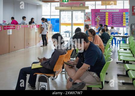 Bangkok, Thailand. August 2024. Thailändische werden beim Arbeitsamt von Bangkok 4 auf die Aufnahme durch einen Regierungsbeamten gewartet. Das Bangkok Employment Office 4 ist Teil des Ministeriums für Beschäftigung des thailändischen Arbeitsministeriums. Es dient der Erbringung von Arbeitsvermittlungen, Jobsuche, Berufsberatung und anderen damit verbundenen Dienstleistungen für Arbeitssuchende und Arbeitgeber in Bangkok. (Foto: Nathalie Jamois/SOPA Images/SIPA USA) Credit: SIPA USA/Alamy Live News Stockfoto