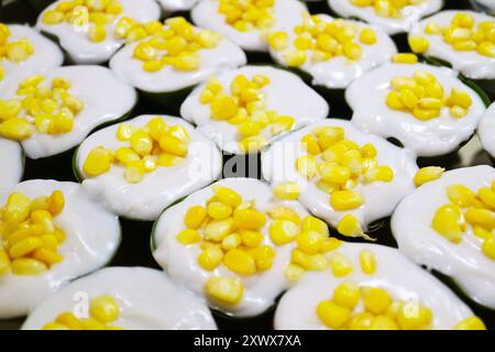 Reihen Khanom Tako, köstlicher thailändischer traditioneller zweischichtiger Pudding aus Kokosmilch und Tapioka oder Sago Stockfoto