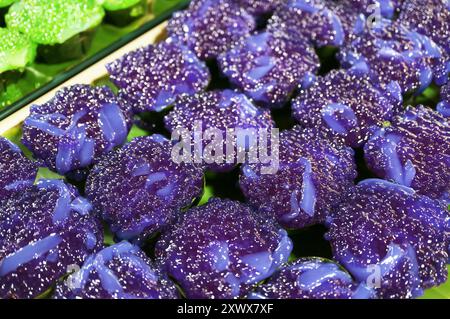 Umgedrehte Version von Thai Coconut Milk Pudding in zwei Schichten namens Khanom Tako, gemischt mit Butterfly Pea Flower Juice Stockfoto