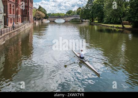 Bedford, England - 8. Juli 2024: Ein Rudertraining in einem einzigen Schädel am Fluss Great Ouse in Bedford in Bedfordhire, England Stockfoto