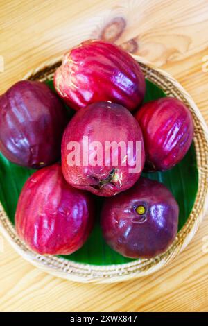 Korb mit frischen Reifen, tiefroten malaiischen Äpfeln namens Chompu Mameaw in Thailand Stockfoto