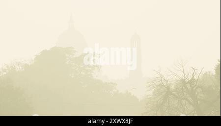 Delhi, Indien. Silhouette einer zentralen Kuppel, Glockenturm. Das Sekretariatsgebäude oder das Zentralsekretariat beherbergt die wichtigen Ministerien der Regierung Stockfoto