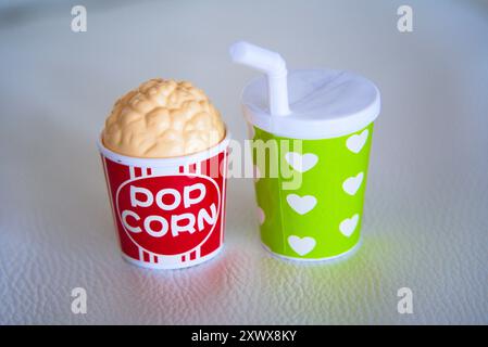 Kleine Imbisszeit: Winziges Popcorn und Genuss von Getränken Stockfoto