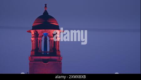 Neu-Delhi, Delhi, Indien. Nahaufnahme von Rashtrapati Bhavan, Glockenturm im Kartavya Pfad, Rajpath Gebiet. Rashtrapati Bhavan bei nächtlicher Abendbeleuchtung Stockfoto