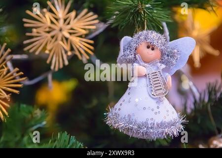 Weihnachtsbaumschmuck, süßer kleiner Engel, der auf der Harfe spielt Stockfoto