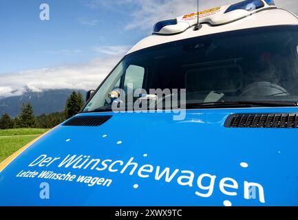 Oberstdorf, Deutschland. August 2024. Ein Krankenwagen des Arbeiter-Samariter-Bundes (ASB) steht auf der Alpe Dornach. Unter dem Motto „Dare to make Last wishes“ transportiert das ASB Patienten, die sich einer Behandlung unterziehen, an besondere Orte, um ihre letzten Wünsche zu erfüllen und besondere Erlebnisse zu ermöglichen. Quelle: Stefan Puchner/dpa/Alamy Live News Stockfoto