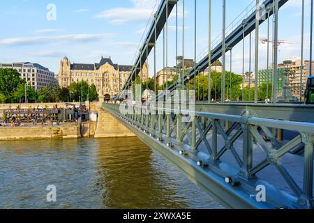 Budapest, Ungarn - 7. Juli 2024: Perspektivischer Blick auf die Kettenbrücke mit Blick auf den Fluss und eine Stadtlandschaft, die die architektonische Schönheit von unterstreicht Stockfoto