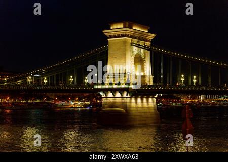 Budapest, Ungarn - 7. Juli 2024: Nahaufnahme der Kettenbrücke in Budapest, wunderschön beleuchtet bei Nacht. Stockfoto