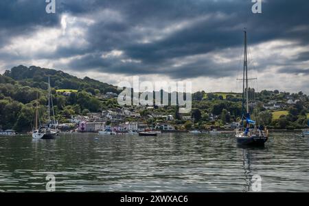 Yachten und Freizeitboote liegen neben Dittisham am River Dart, Devon, England, Großbritannien. Stockfoto