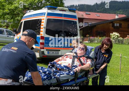 Oberstdorf, Deutschland. August 2024. Norbert Rzadki (l-r), Rima Schucht und Anita Sräga vom Arbeiter-Sarmariter-Bund (ASB) transportieren Kerstin Lindemann (2. V. R.) auf einer Liege auf der Alpe Dornach. Unter dem Motto „Dare to make Last wishes“ transportiert ASB Patienten, die sich einer Behandlung unterziehen, an besondere Orte, um ihre letzten Wünsche zu erfüllen und besondere Erlebnisse zu ermöglichen. Quelle: Stefan Puchner/dpa/Alamy Live News Stockfoto