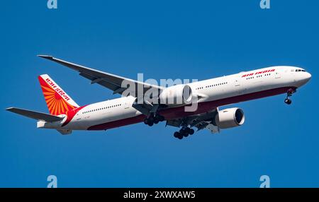 Air India Boeing 777-3FXER VT-AEP überfliegt den Windsor Great Park vor der Landung am Flughafen Heathrow, 07.08.2024. Credit JTW Aviation Images / Alamy. Stockfoto