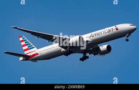 American Airlines Boeing 777-323(er) N731AN überfliegt Windsor Great Park vor der Landung am Flughafen Heathrow am 07.08.2024. Geben Sie JTW Aviation Bilder an. Stockfoto