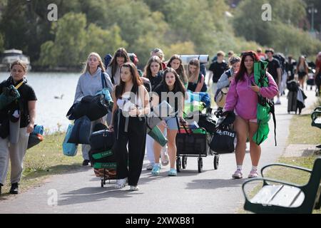 Reading, Großbritannien. August 2024. Die Festivalbesucher begeben sich am Freitag auf das Reading Festival in Reading, Berkshire. Das dreitägige Musikfestival, das mit dem Leeds Festival verbunden ist, zieht über 90.000 Besucher an einem Feiertagswochenende an. Foto: Ben Cawthra/SIPA USA Credit: SIPA USA/Alamy Live News Stockfoto