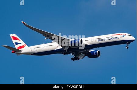 British Airways Airbus A350-1041 G-XWBF überfliegt Windsor Great Park vor der Landung am Flughafen Heathrow am 08.07.2024. Geben Sie JTW Aviation Bilder an. Stockfoto