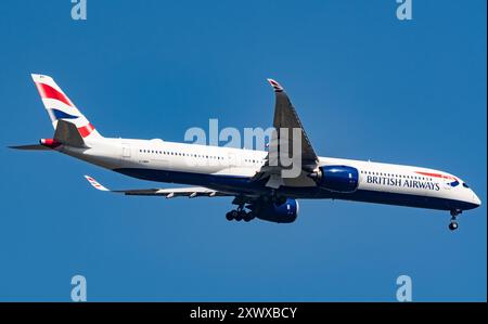 British Airways Airbus A350-1041 G-XWBK überfliegt Windsor Great Park vor der Landung am Flughafen Heathrow am 08.07.2024. Geben Sie JTW Aviation Bilder an. Stockfoto