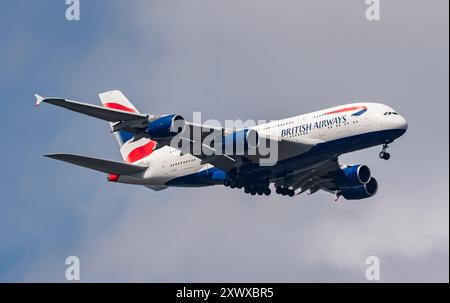 British Airways Airbus A380-841 G-XLEG überfliegt Windsor Great Park vor der Landung am Flughafen Heathrow am 07.08.2024. Geben Sie JTW Aviation Bilder an. Stockfoto