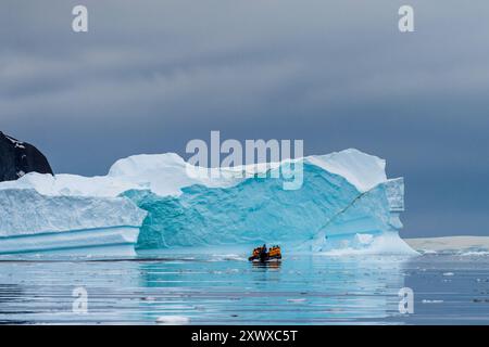 Danco Island, Antarktische Halbinsel - 31. Januar 2024. Eine Gruppe antarktischer Touristen fährt um die Eisberge in der Nähe von Danco Island. Stockfoto