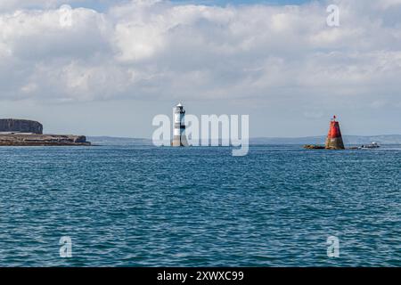 Trwyn-du Leuchtturm und die rote Barch Rock Boje zwischen Penmon Point und Puffin Island im County von Anglesey, Wales, die vom Trinity House unterhalten werden Stockfoto