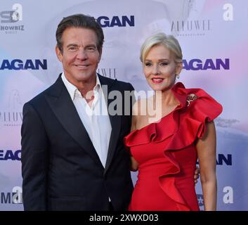 Los Angeles, USA, 20. August 2024. Dennis Quaid (L) und Penelope Ann Miller nehmen am Dienstag, den 20. August 2024, am TCL Chinese Theatre in der Hollywood-Sektion von Los Angeles an der Premiere des biographischen Dramas „Reagan“ Teil. Geschichte: Das Biopic handelt vom Leben von Ronald Reagan, dem 40. Präsidenten der Vereinigten Staaten, von seiner Kindheit bis zu seiner Zeit im Weißen Haus. Der Film wird aus der Perspektive von Viktor Ivanov erzählt, einem fiktiven ehemaligen KGB-Agenten, der Reagans Aufstieg an die Macht verfolgt. Vor dem Hintergrund des Kalten Krieges erforscht der Film Reagans Opposition gegen den Kommunismus, der in Stockfoto