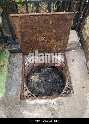 Das Gebäude ist mit feuchten Tüchern und Schmutz verstopft Stockfoto