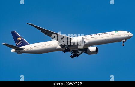 Saudia Boeing 777-3FG(er) HZ-AK38 überfliegt Windsor Great Park vor der Landung am Flughafen Heathrow, 07.08.2024. Credit JTW Aviation Images / Alamy. Stockfoto