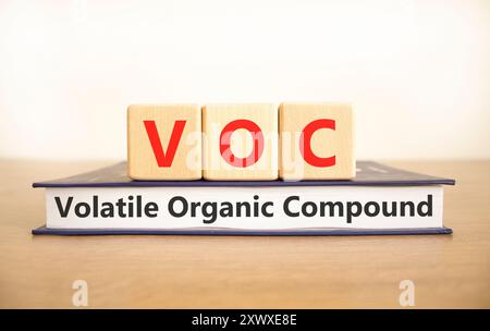 VOC-Symbol für flüchtige organische Verbindungen. Konzeptworte VOC flüchtige organische Verbindung auf schönen Holzblöcken. Schöner weißer Hintergrund. Geschäftliche VOC Stockfoto