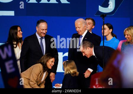 Chicago, Usa. August 2024. Der demokratische Kandidat Kamala Harris und der zweite Gentleman Douglas Emhoff begleiten den US-Präsidenten Joe Biden und seine Familie auf der Bühne, nachdem er in der ersten Nacht des Democratic National Convention gesprochen hatte. Quelle: SOPA Images Limited/Alamy Live News Stockfoto